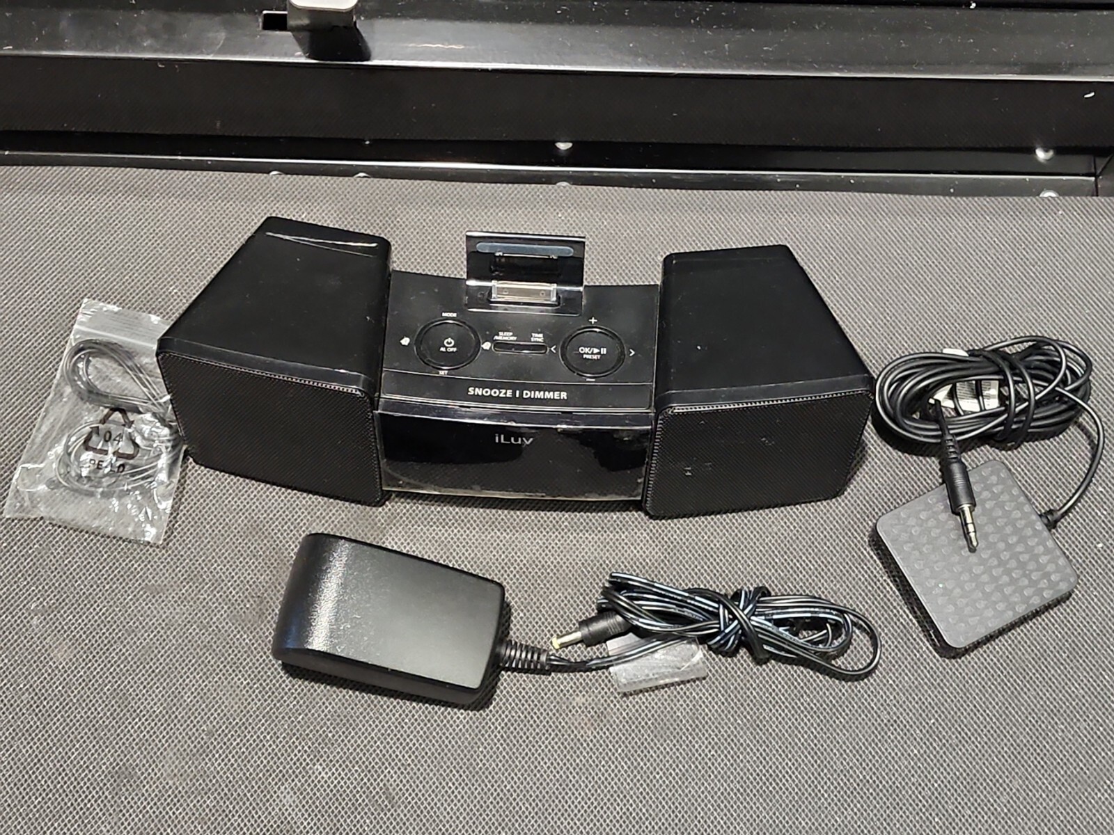 iLuv IMM155 Vibro II Alarm Clock 30-Pin Speaker Dock Black With Power Cord