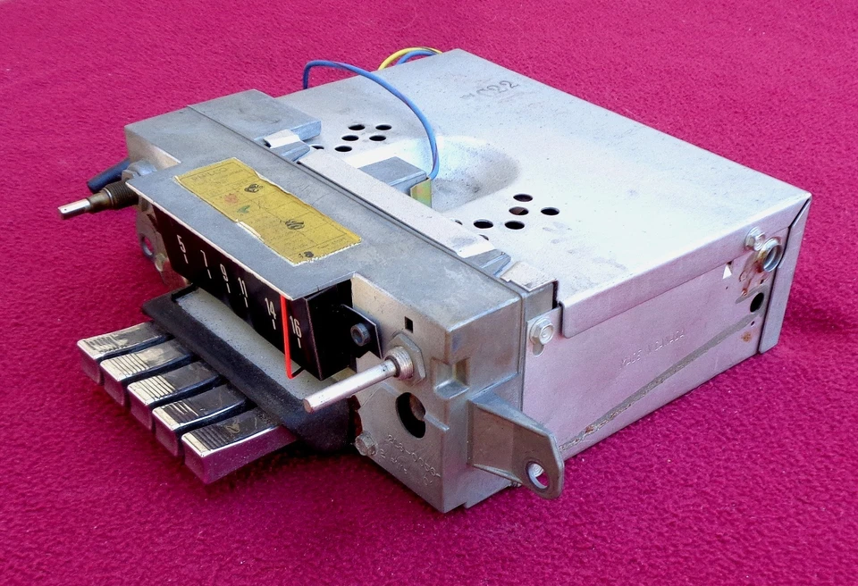 vintage stock 1967 Galaxie 500 custom LTD push button am radio #ce-7tpf - Image 4 of 4