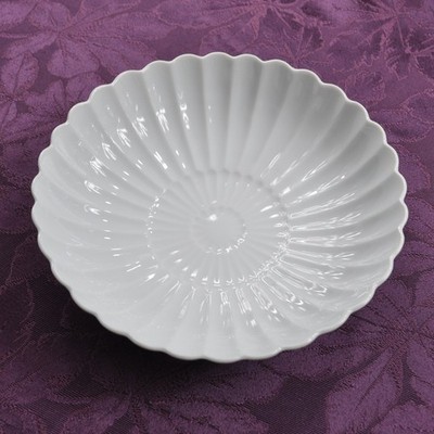 Chrysanthemum Bowl White Porcelain Scalloped Edge Serving Dish 10''x2.5'' Classic