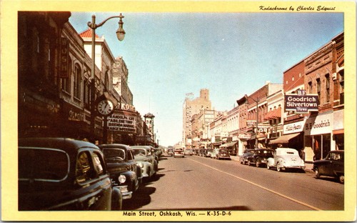 OSHKOSH, WISCONSIN: SCENA DI STRADA: SEGNI GOODRICH & RKO: AUTO D'EPOCA: 1946 - Foto 1 di 4