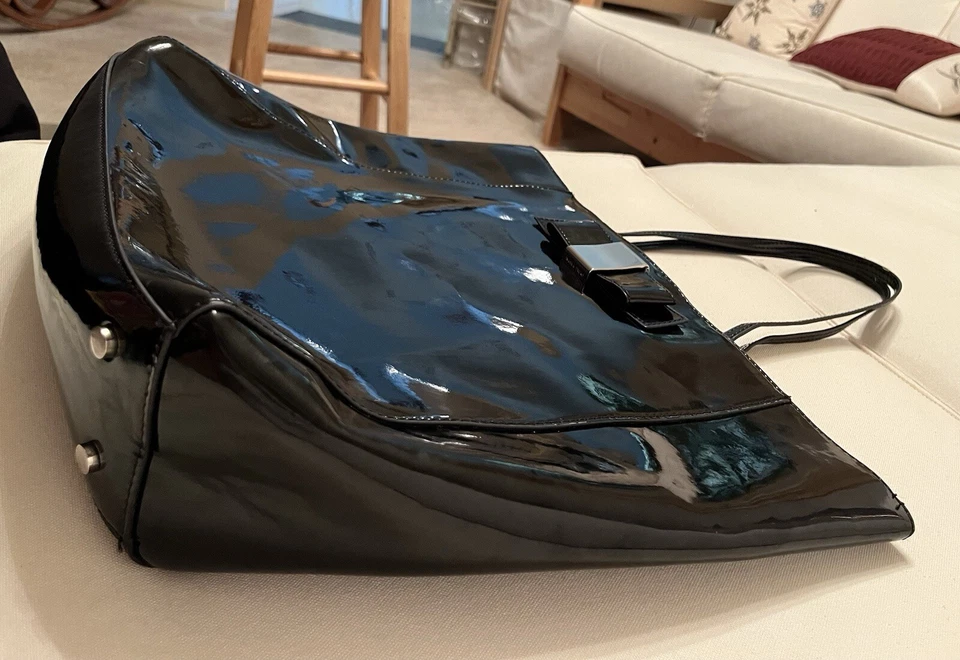 Bolso de hombro Ivanka Trump para mujer negro charol simulado Foto 3 de 4