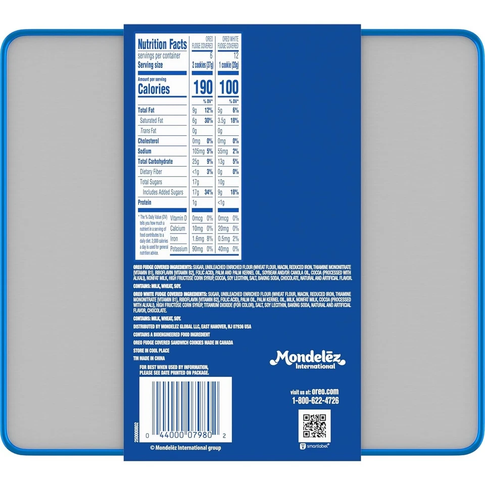Galletas sándwich de chocolate cubiertas de caramelo y caramelo blanco OREO, galletas navideñas Foto 3 de 4