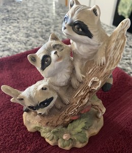 Homco Raccoons Porcelain Figurine 1433 Wildlife Tree Stump 6" STO2-324