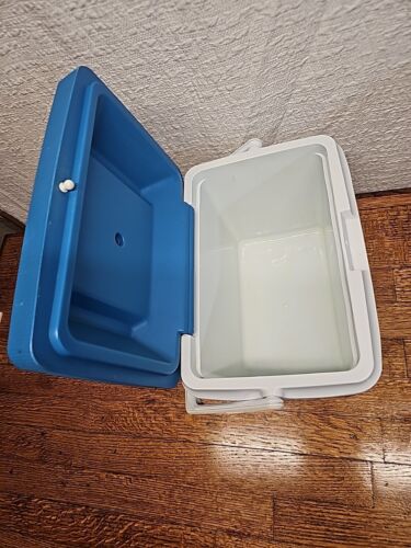 2 Blue Rubbermaid cooler - Picture 14 of 16