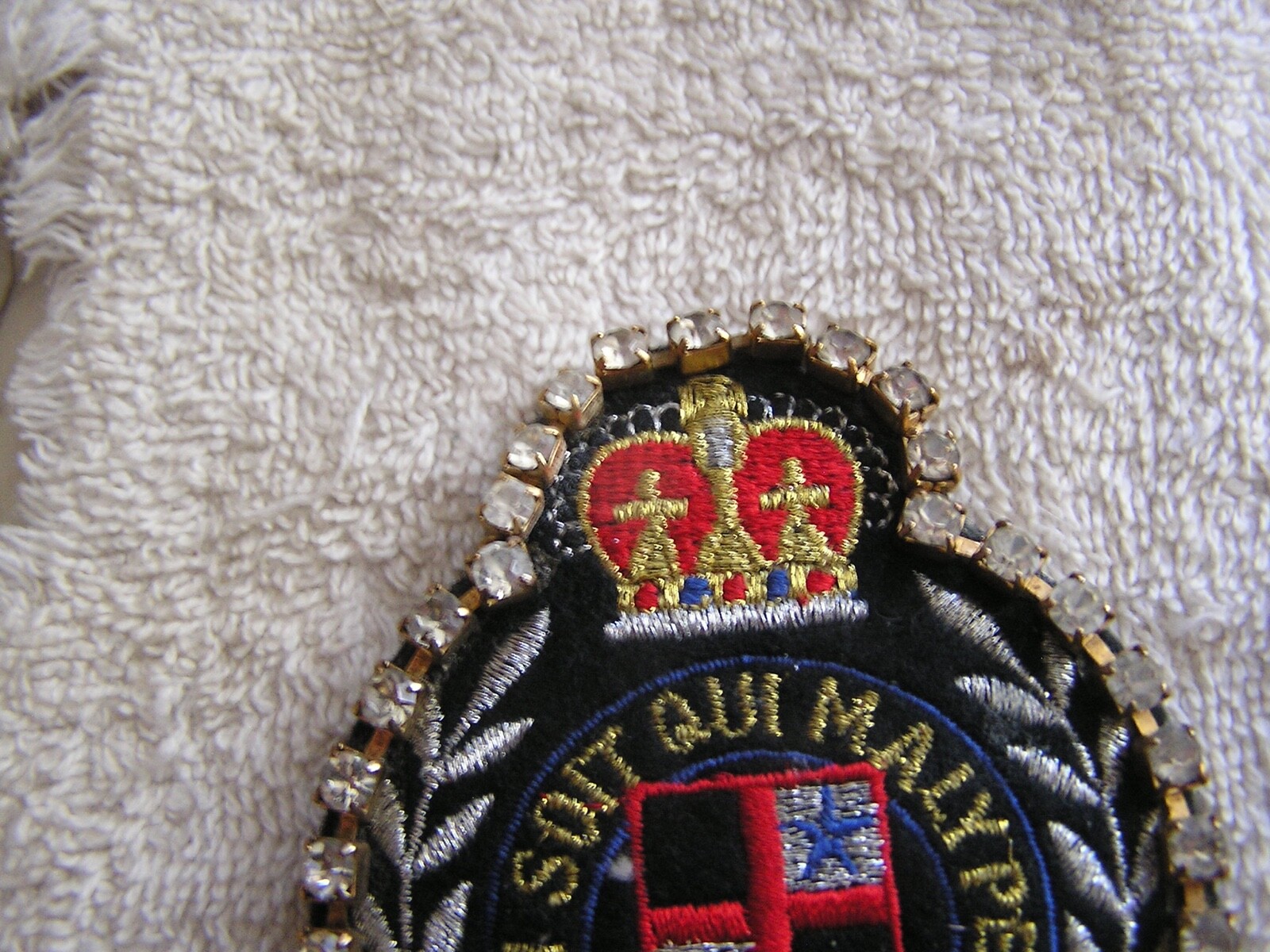 Vintage HONI SOIT QUI MAL Y PENSE Coat of Arms Pin | eBay