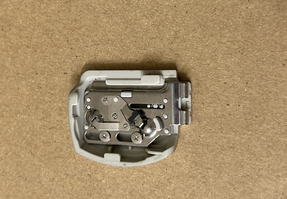 Puerta y panel frontal batería original (plateado) para cámara digital Olympus FE-170 Foto 4 de 4