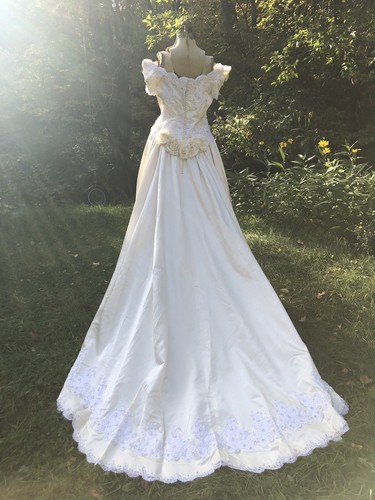 ALVINA VALENTA Couture Beaded Wedding Gown w/ Rolled Rose Veil 38-30-80 A+ - Picture 2 of 12
