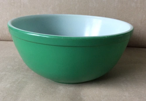 Vintage green Pyrex 403 primary color mixing bowl 2.5 quarts good color 1950s