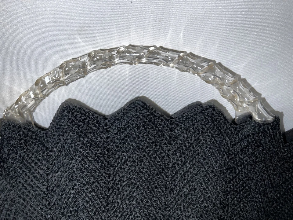 Bolso sin asas vintage grande negro ganchillo a mano cremallera mango Lucite y lengüeta de tracción Foto 2 de 4