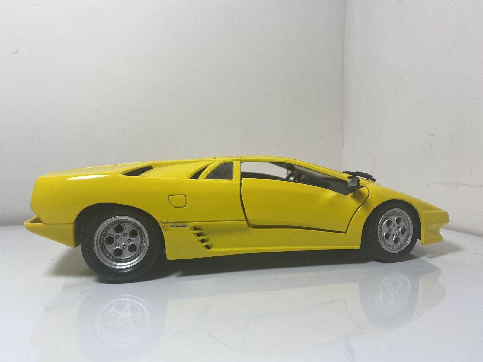 Maisto 1994 / 1995 Lamborghini Diablo SE 1:18 Scale Diecast RARE Yellow Klasyczny super tani