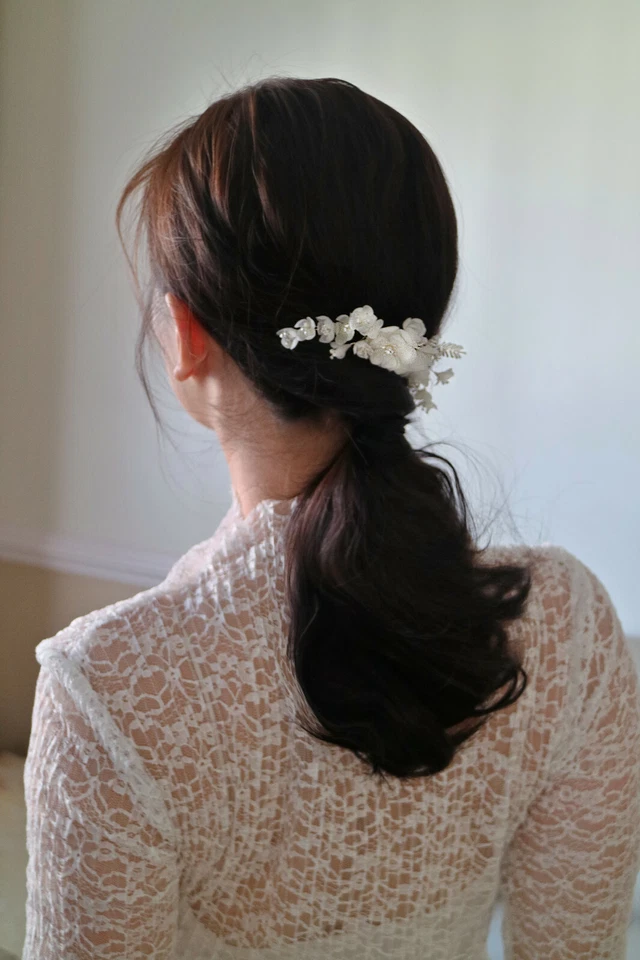 Peine de pelo de camelia con incrustaciones de cristal de Swarovski en plata de ley | Hecho a mano Foto 2 de 4