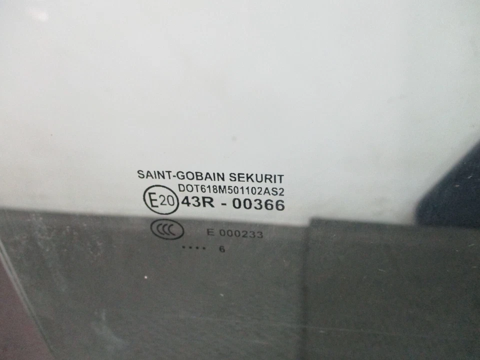 Jaguar XJ8-L 2006 - puerta trasera izquierda del conductor - ventana de vidrio (solo distancia entre ejes larga) Foto 2 de 4