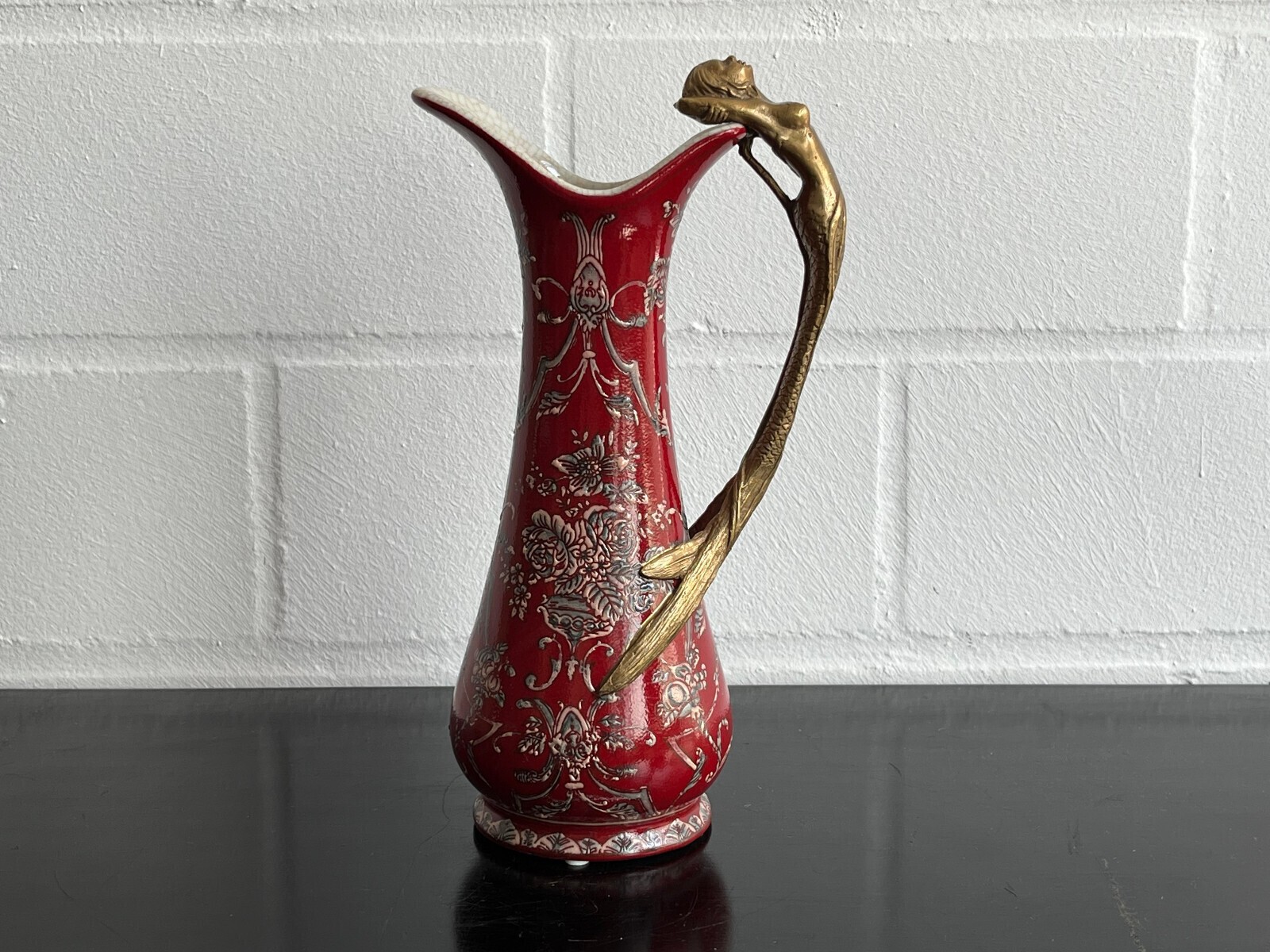 Jarra de vino de porcelana roja con mango de sirena de bronce jarra de 25 cm Art Nouveau