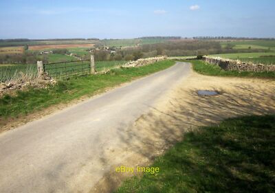 Foto 6x4 weiß weit über Compton Abdale auf dem Kamm eines Hügels zwischen C c2015
