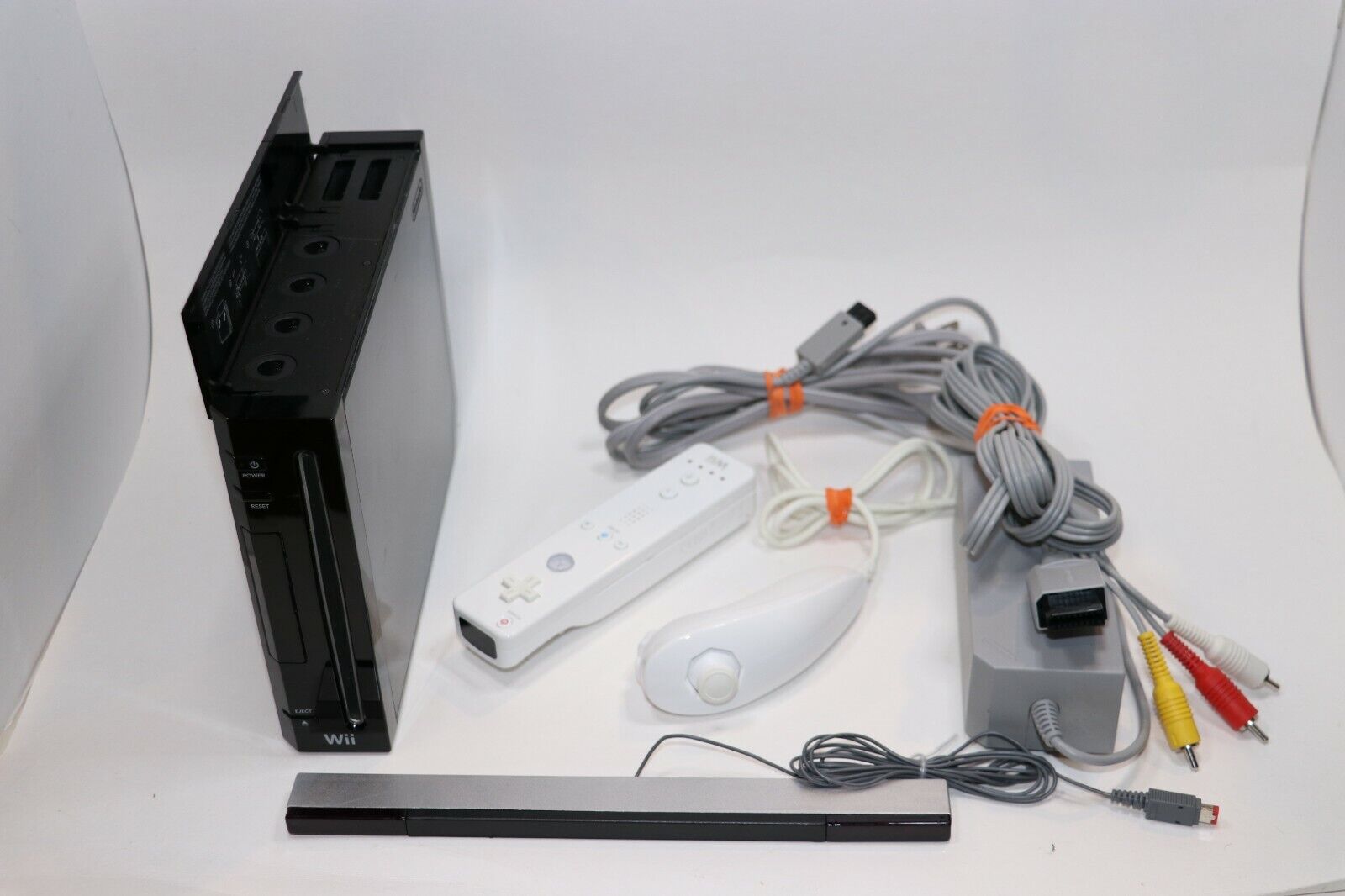 Nintendo Wii Console RVL-001 Bundle W/ 4 Controllers 2 Nunchucks Charging Base