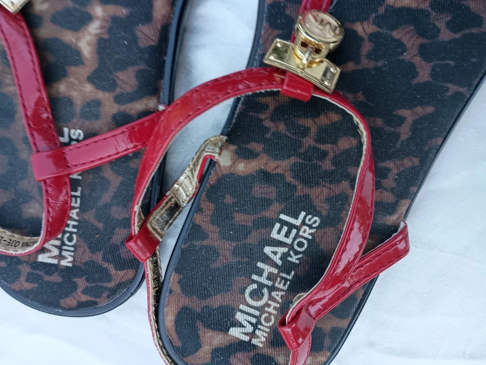 Sandalias Michael Kors Rojo Tobillo T Correa Logo Oro Bloqueo Dije Talla 4 Foto 3 de 4
