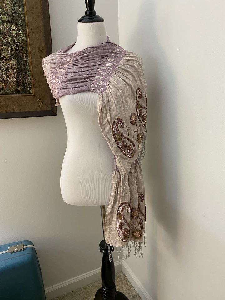 Impresionante bufanda/envoltura 100 % seda en tonos morados de Karma Living Foto 4 de 4