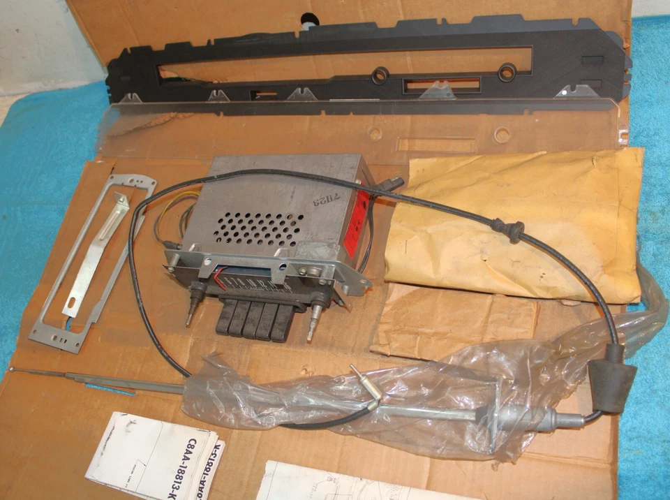 1968 Ford Custom Galaxie 500 XL LTD NOS AM RADIO KIT w/ ANTENNA + LENS & BEZEL - Image 2 of 4