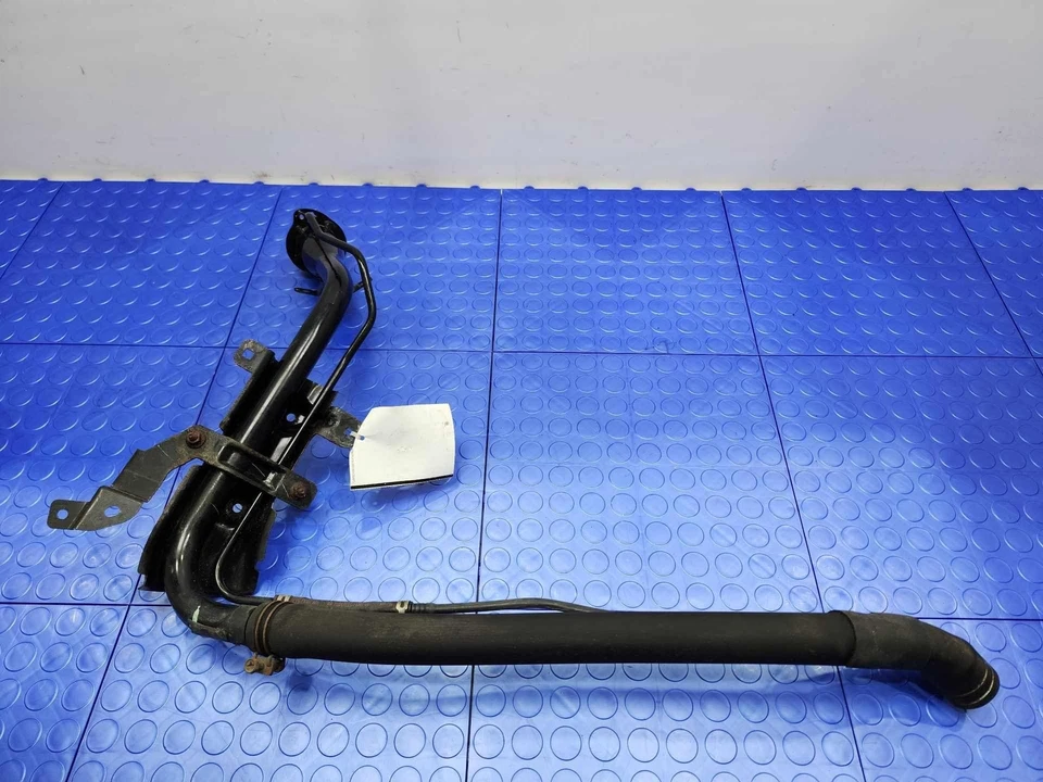 Tubo de llenado de cuello de llenado de combustible Toyota Yaris 16-20 OEM 77201WB001 Foto 3 de 4