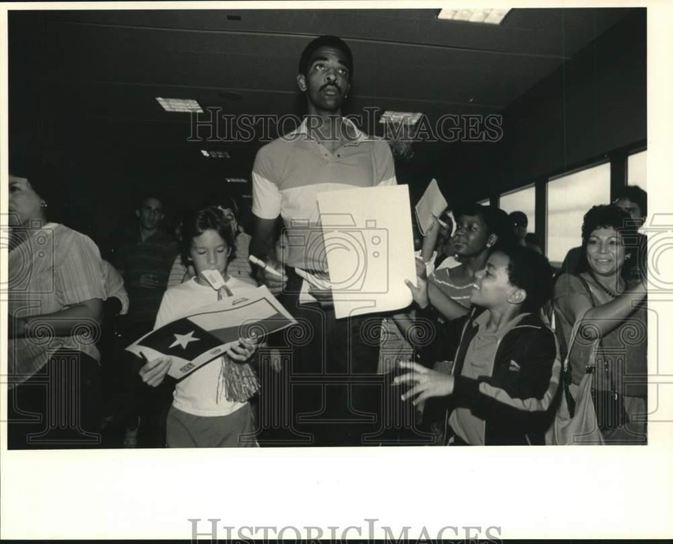 1986 Press Photo Rockets Ralph Sampson with Houston International ...
