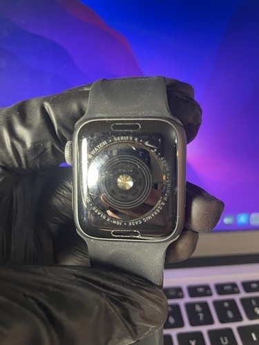Apple Watch Series 4 40 mm Space Gray Aluminum Case with Black Sport Band (GPS) - Zdjęcie 4 z 4