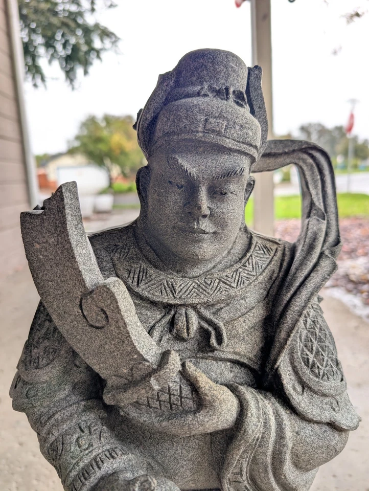 Винтажная резная гранитная статуэтка стража Вэй То ручной работы — 25 дюймов в высоту, 72 фунта - Изображение 2 из 4