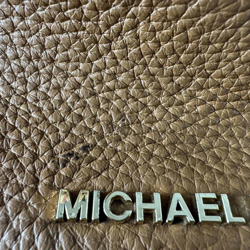 Bolso tipo cubo Michael Kors Alamis para mujer mediano de cuero marrón con correa de cadena Foto 3 de 4