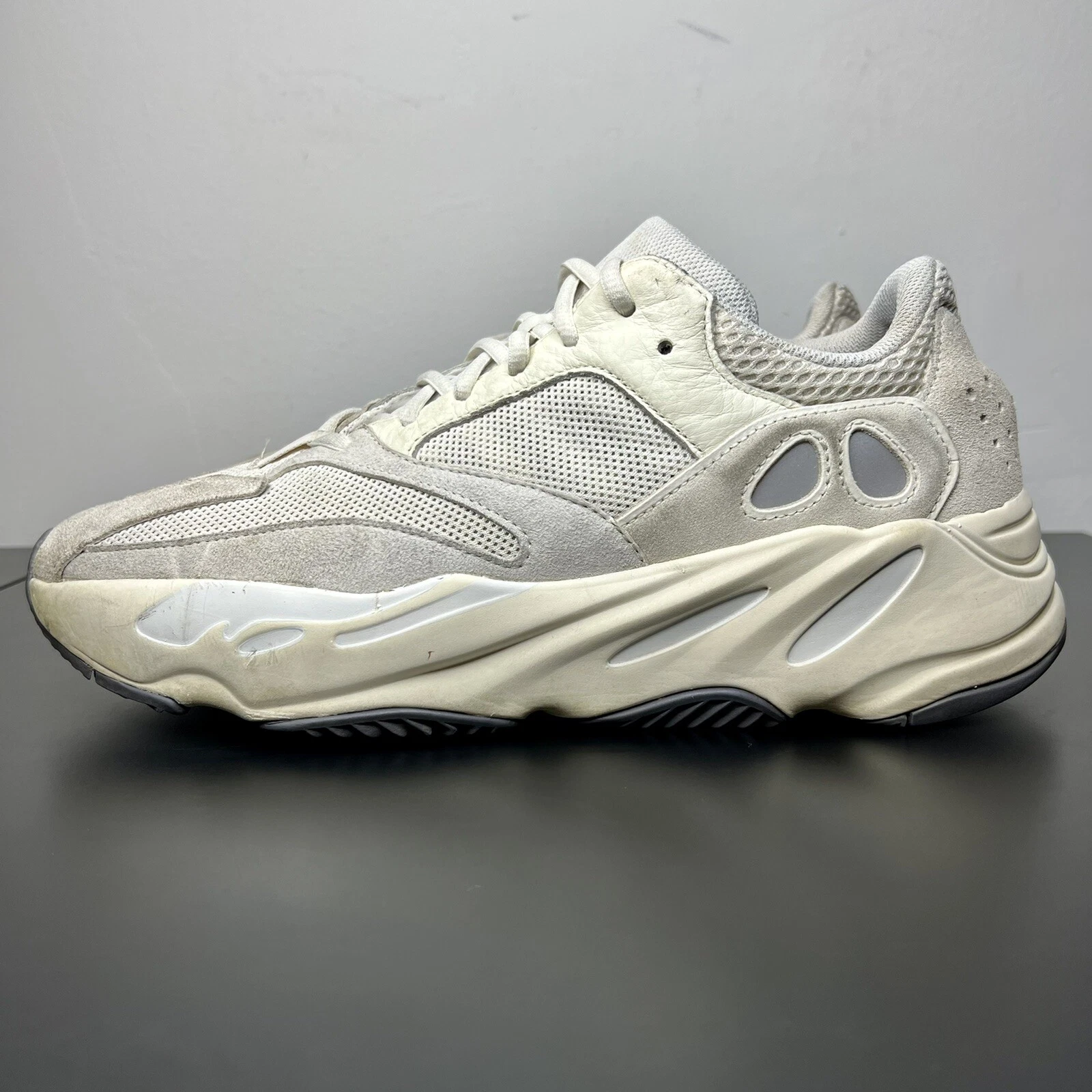 Taglia 12 Adidas Yeezy Boost 700 V1 analogico