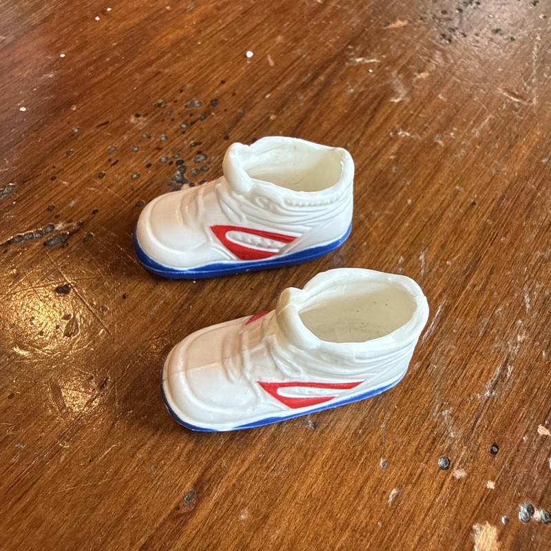 BARBIE SHOES SNEAKERS BARBIE OR SKIPPER WHITE RED BLUE SUN SMILE SOLE DOLL SHOES