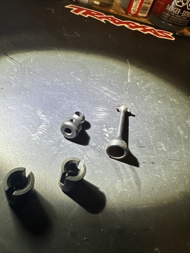 MIP 1490 Center Drive Front Bone (T-Maxx Traxxas) NEW And Two Drive Cups - Picture 4 of 6