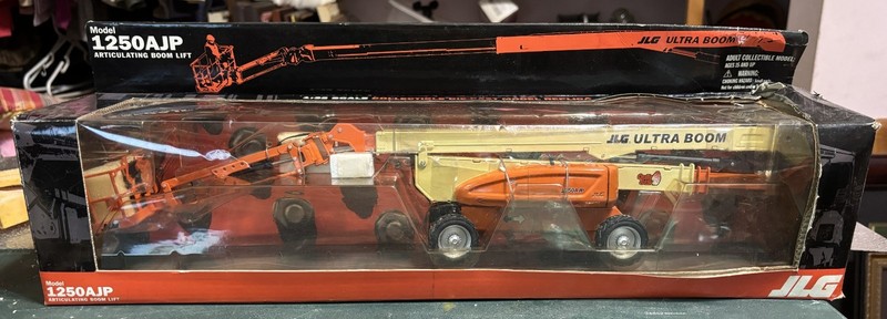JLG Diecast Model Collectible 1:32 Scale Articulating Boom Lift Model 1250AJP