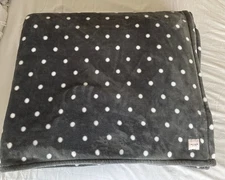 Kate Spade Oversized King Gray /White Polka Dot Fleece Blanket Larabee Dots