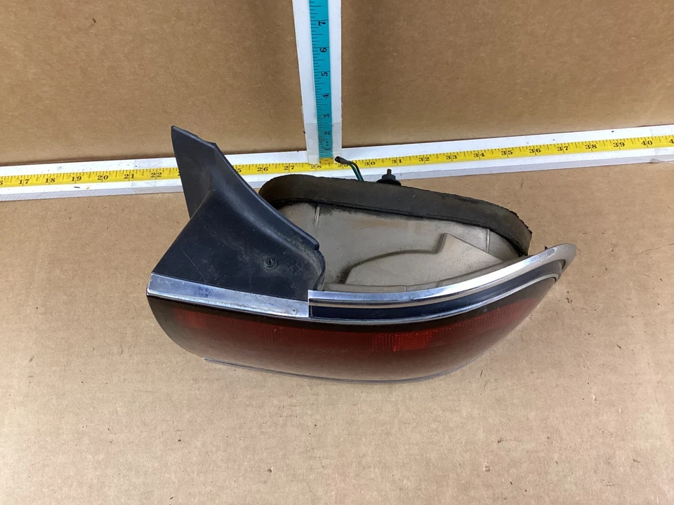 Luz trasera montada en panel cuarto lateral derecho Buick LeSabre 1992-1996 OEM Foto 2 de 4