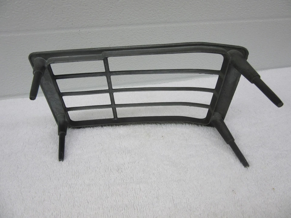 NOS 1971-1972 Oldsmobile Delta 88, 98 RH Front Cornering Lamp Bezel GM 5963768  - Image 3 of 4