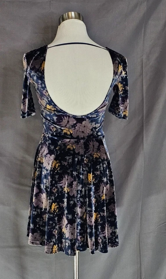 Kimchi Blue - Velour Floral Pattern Short Sleeve Fit and Flare Dress - XS - Image 2 of 2