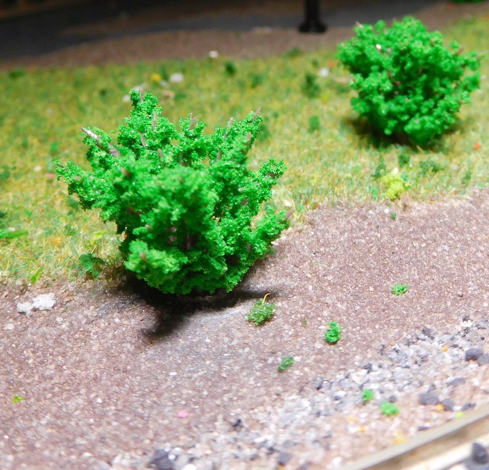 20 Medium Green Bushes, Shrubs, 28 mm High, for Landscaping