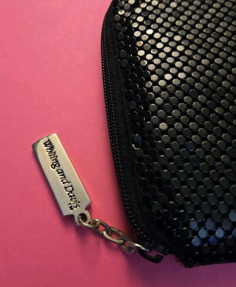 Cartera Whiting & Davis de malla negra con cremallera alrededor Foto 3 de 4