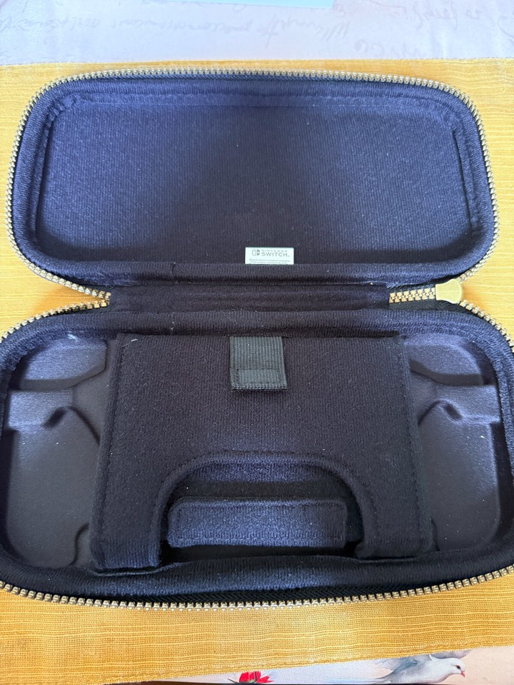 Nintendo Switch Games LOT & Case (Pokemon Sword, Super Mario Odyssey ...