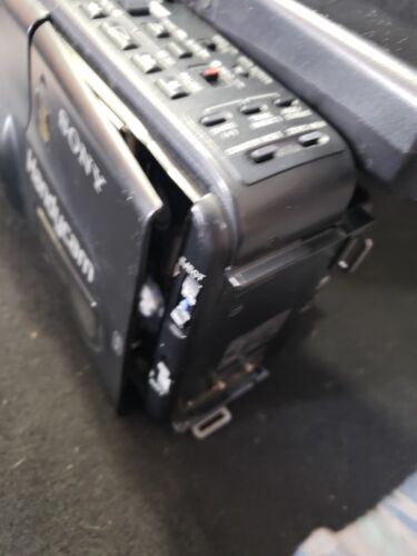 Sony Handycam CCD-F55 Video 8 For Parts Or Repair Untested + Battery + Charger - Picture 2 of 3