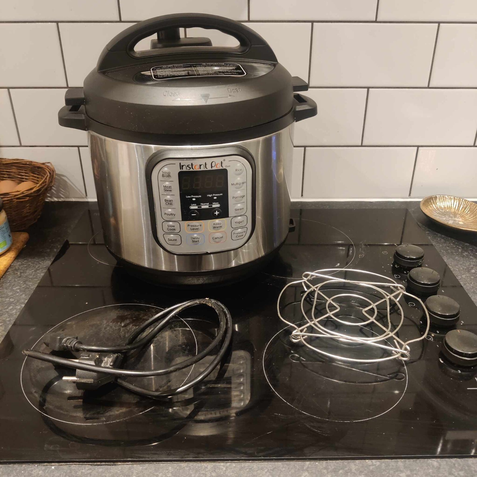 Insta Pot Duo SV 60 Electric Pressure Cooker 6 Quarts Good Working