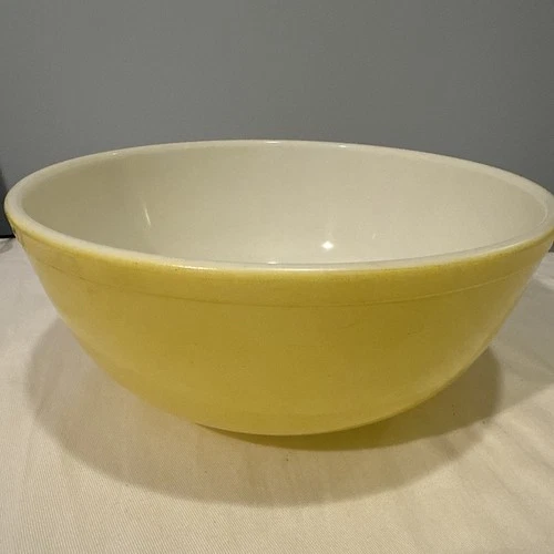 PYREX MIXING BOWL YELLOW #404 Great Color!!