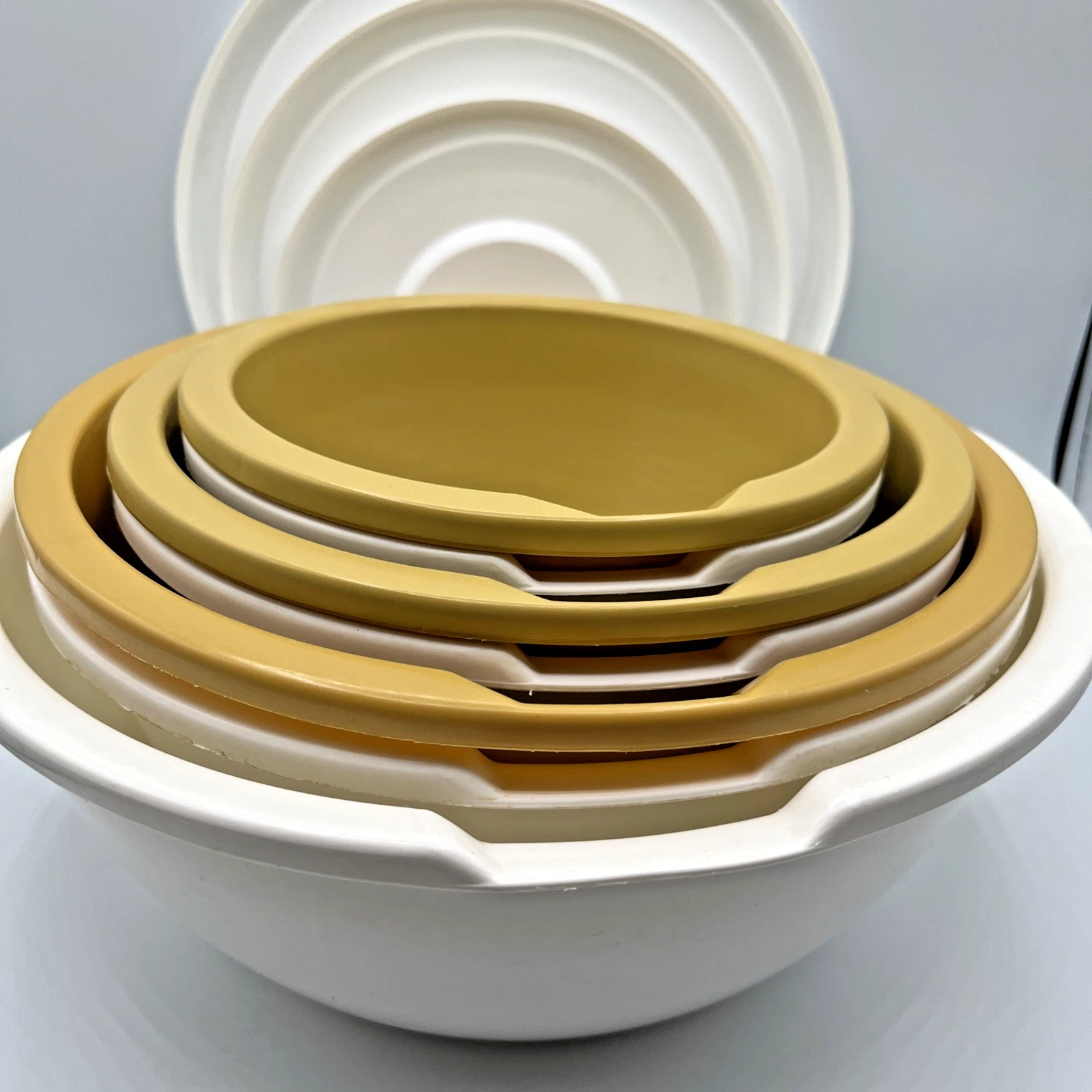 Vintage 70's Yellow & White Batter Mixing Bowls & Lids Steri-lite Nesting 10 pc
Opens in a new windo