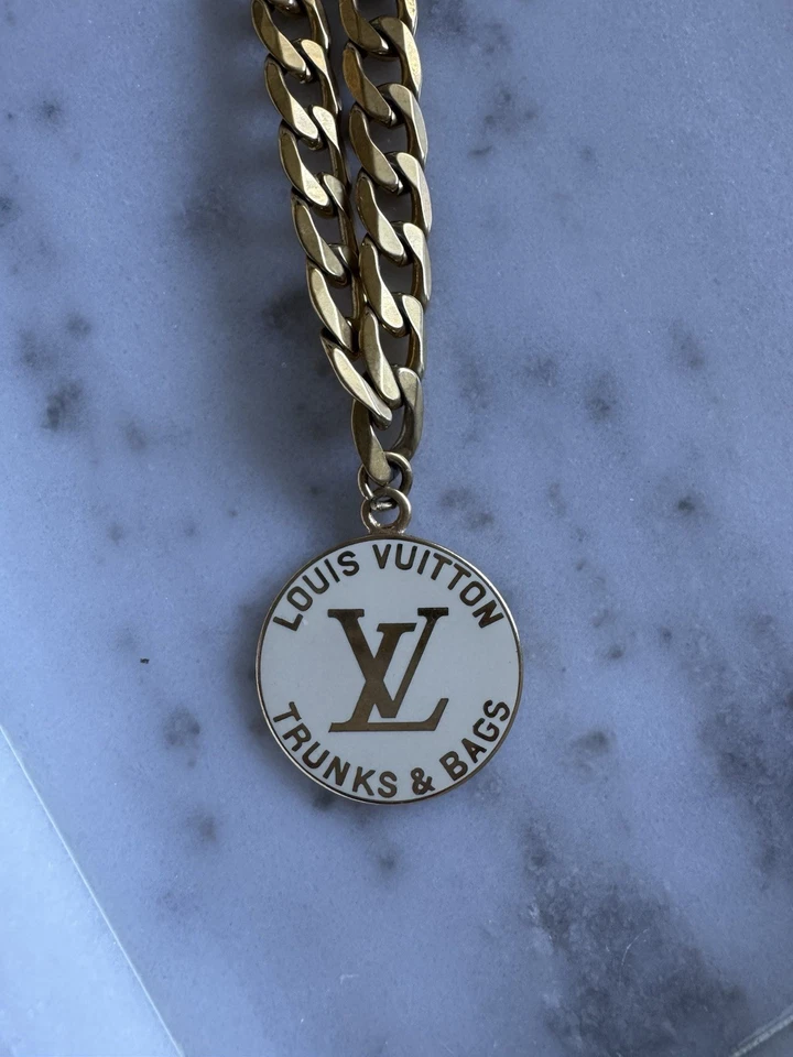 Cadena/collar colgante Louis Vuitton chapado en oro con logotipo LV Foto 2 de 4