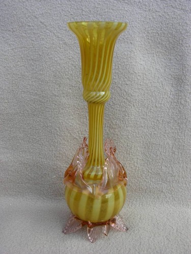ANTIQUE VICTORIAN ENGLISH STEVENS & WILLIAMS WEBB RIBBON GLASS FOOTED VASE - Picture 2 of 3