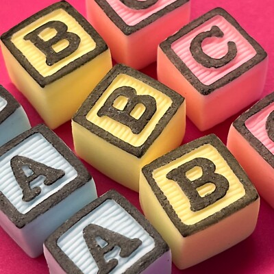 9 essbare NAMENBLÖCKE mit SCHWARZEN Buchstaben REGENBOGEN / JEDE FARBE Baby Kuchenaufleger