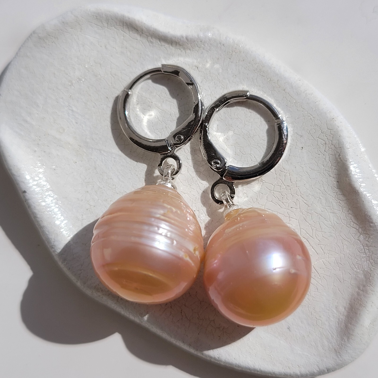 Boucles d'oreilles dormeuses grandes perles baroques le cadeau d'anniversaire parfait