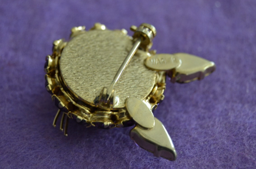 Signed WARNER Cat Head Brooch Vtg PURPLE Crystals CLEAR Eyes Pin 1 in. Gold Tone - Picture 5 of 6