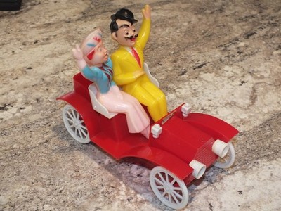 Rosbro Vintage Toy Car with Waving Couple
