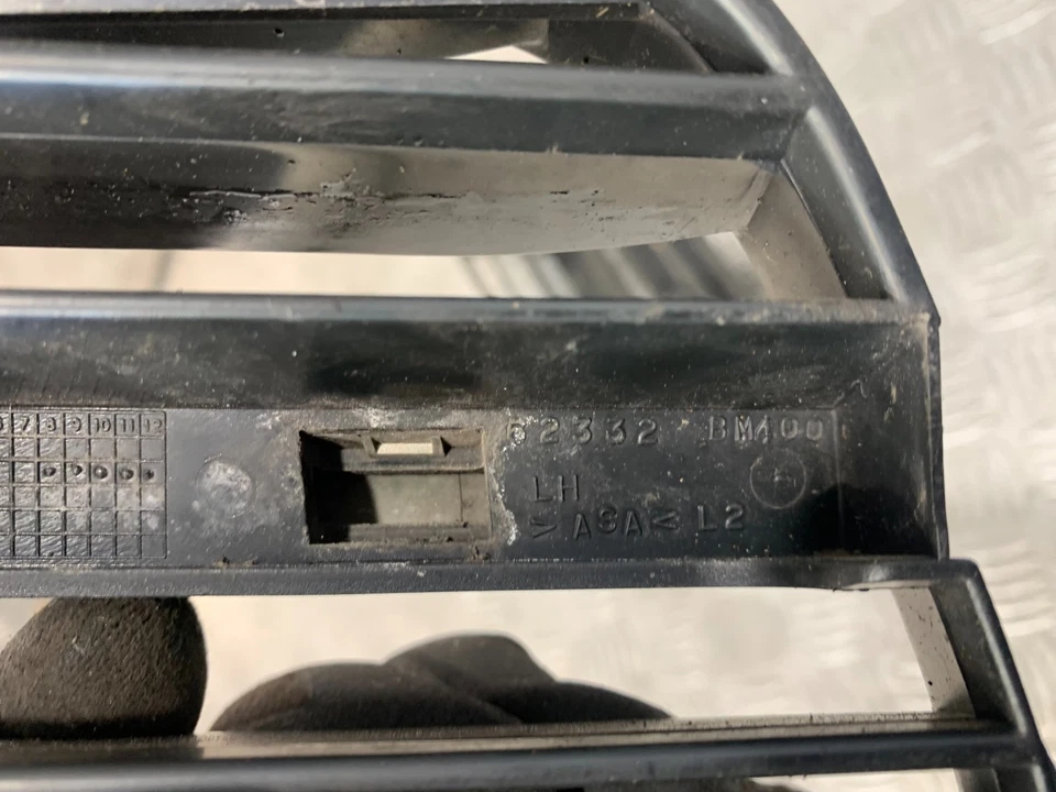 Nissan Almera 2002 par de parachoques delantero rejilla 62332BM400 #2 Foto 3 de 4