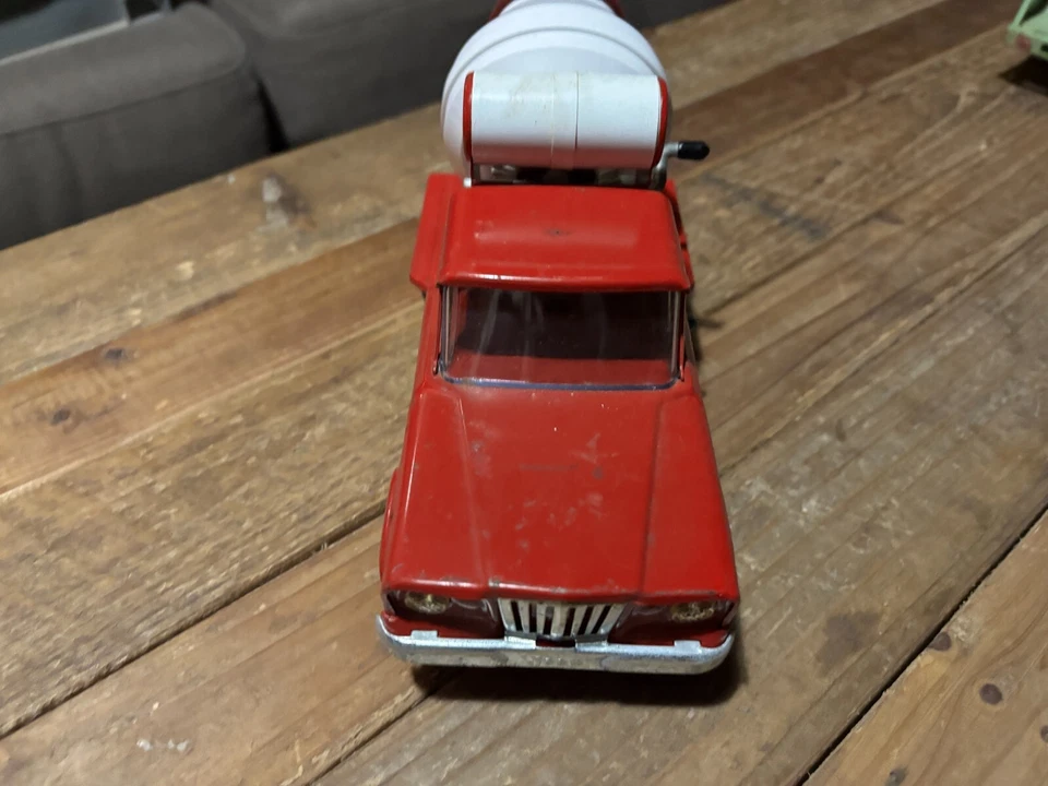 Mini Tonka 1966  Jeep  Gladiator Cement Truck - Image 3 of 4